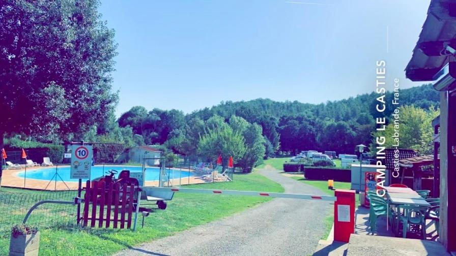 Familial Paisible Avec Piscine, Mobil , Chalet, & Emplacement Nue Casties-Labrande