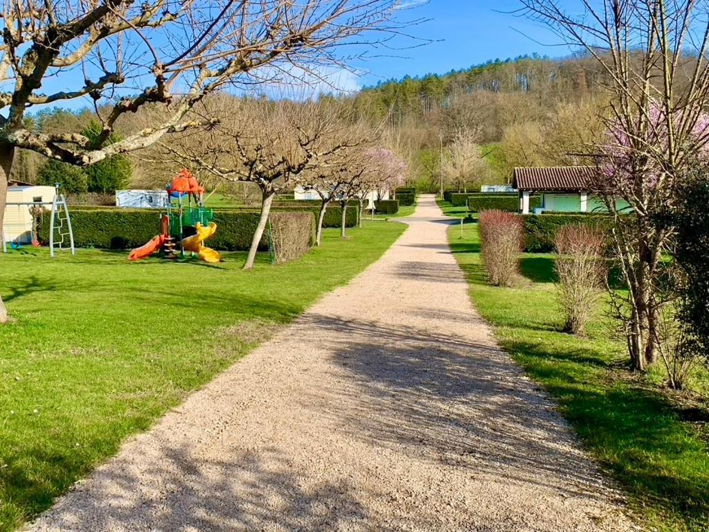Familial Paisible Avec Piscine, Mobil , Chalet, & Emplacement Nue