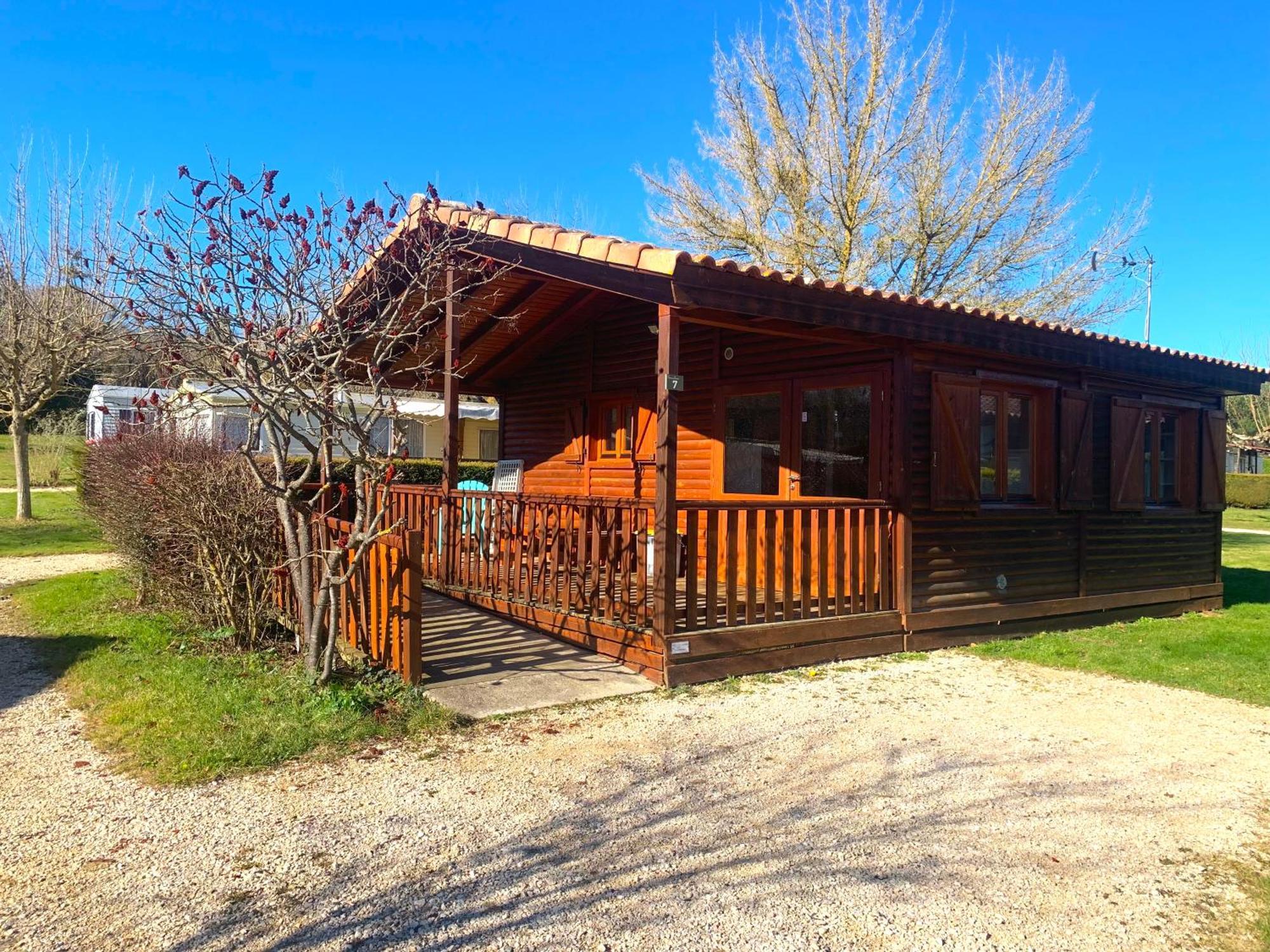 Familial Paisible Avec Piscine, Mobil , Chalet, & Emplacement Nue Campingplatz