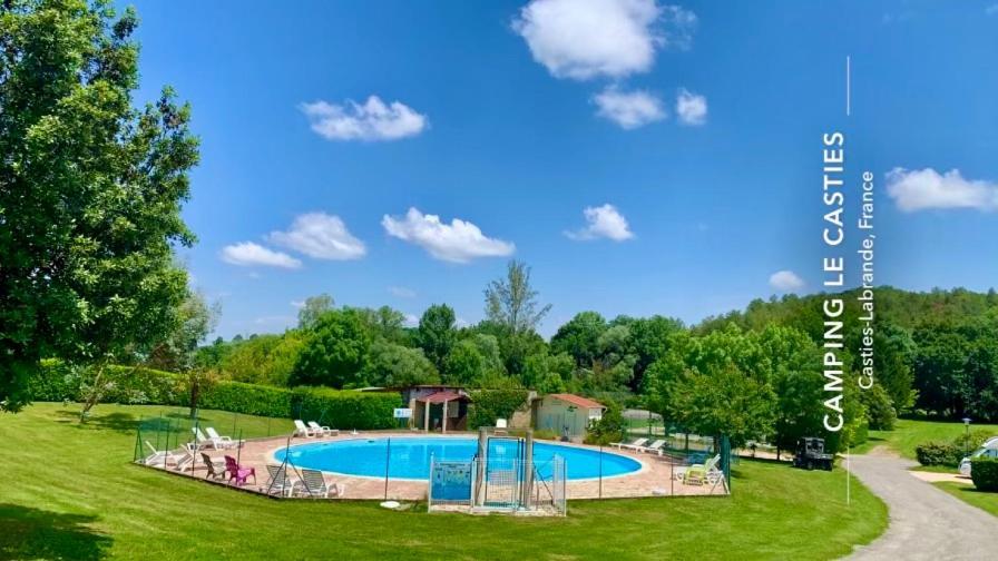 Familial Paisible Avec Piscine, Mobil , Chalet, & Emplacement Nue 3*