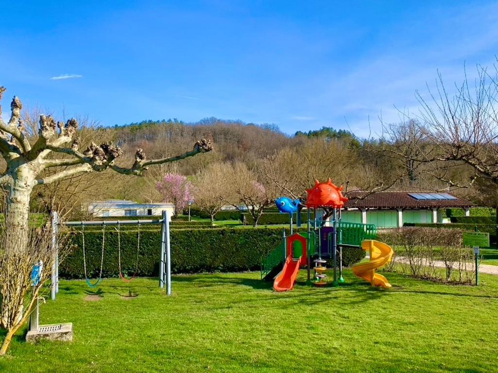 Familial Paisible Avec Piscine, Mobil , Chalet, & Emplacement Nue Camping