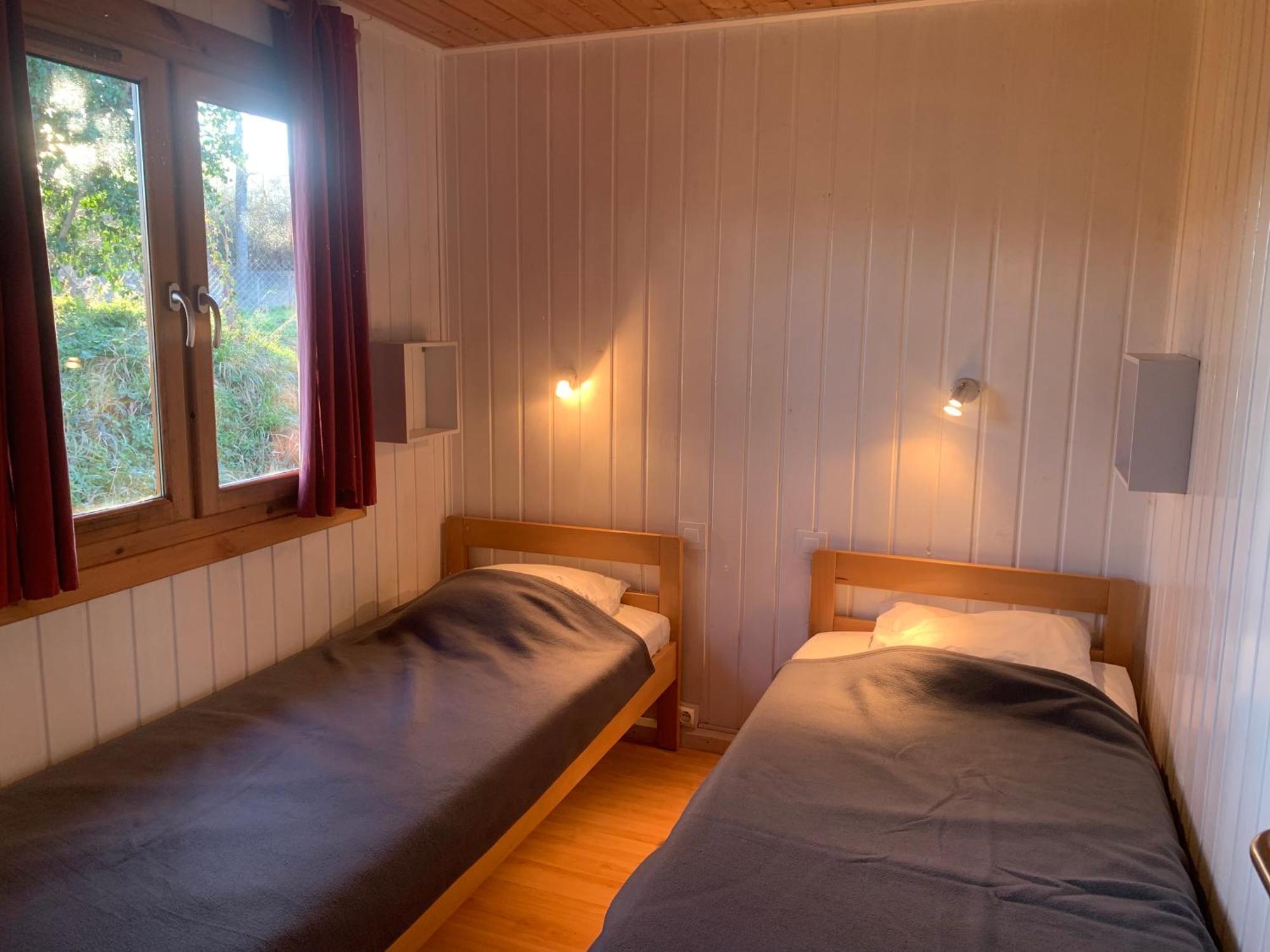 Familial Paisible Avec Piscine, Mobil , Chalet, & Emplacement Nue