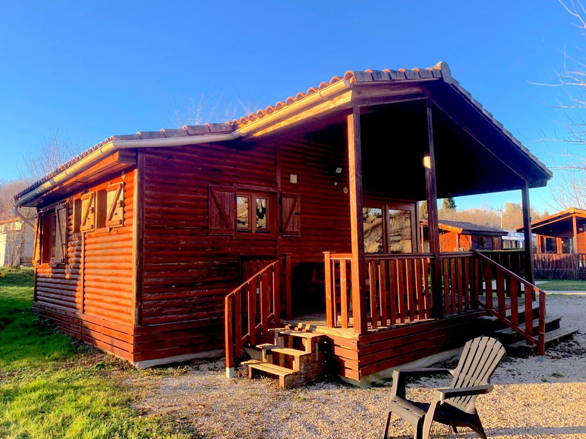 Familial Paisible Avec Piscine, Mobil , Chalet, & Emplacement Nue